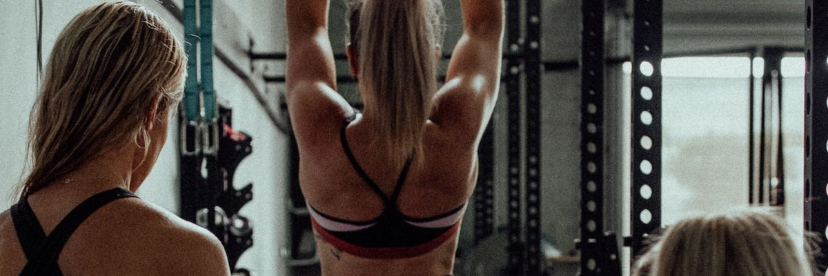 Hockey gifts: Woman with a long ponytail training in a gym