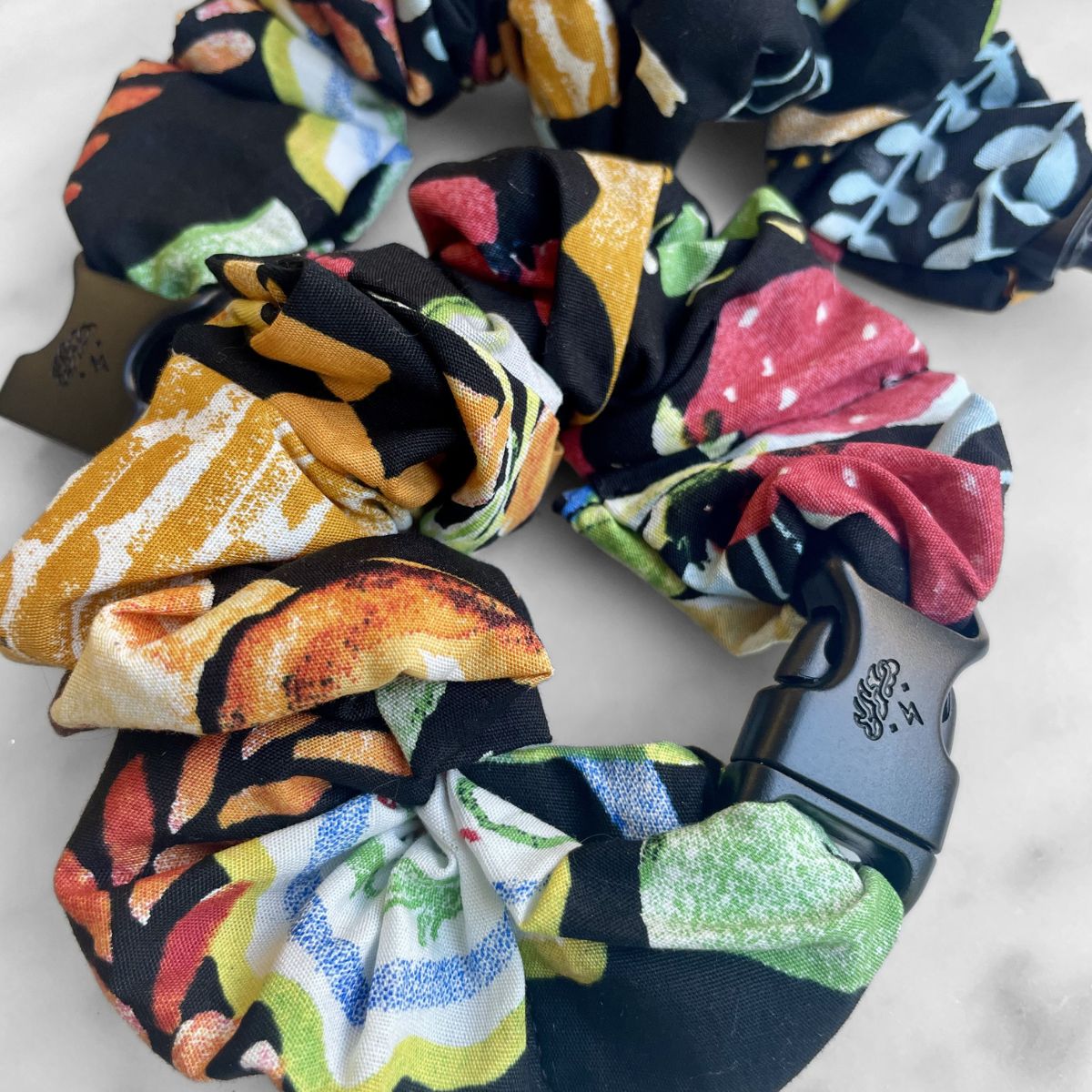 Best zero tangle no pull hair tie elastics and scrunchie hair accessories for snag-free, pull-free, rip-free, hair. Smooth, effortless hair ties and hair scrunchies for athletes, active moms, fitness, & sports. Farmers Market Print Buckle Scrunchie - No Snagging, No Tangles