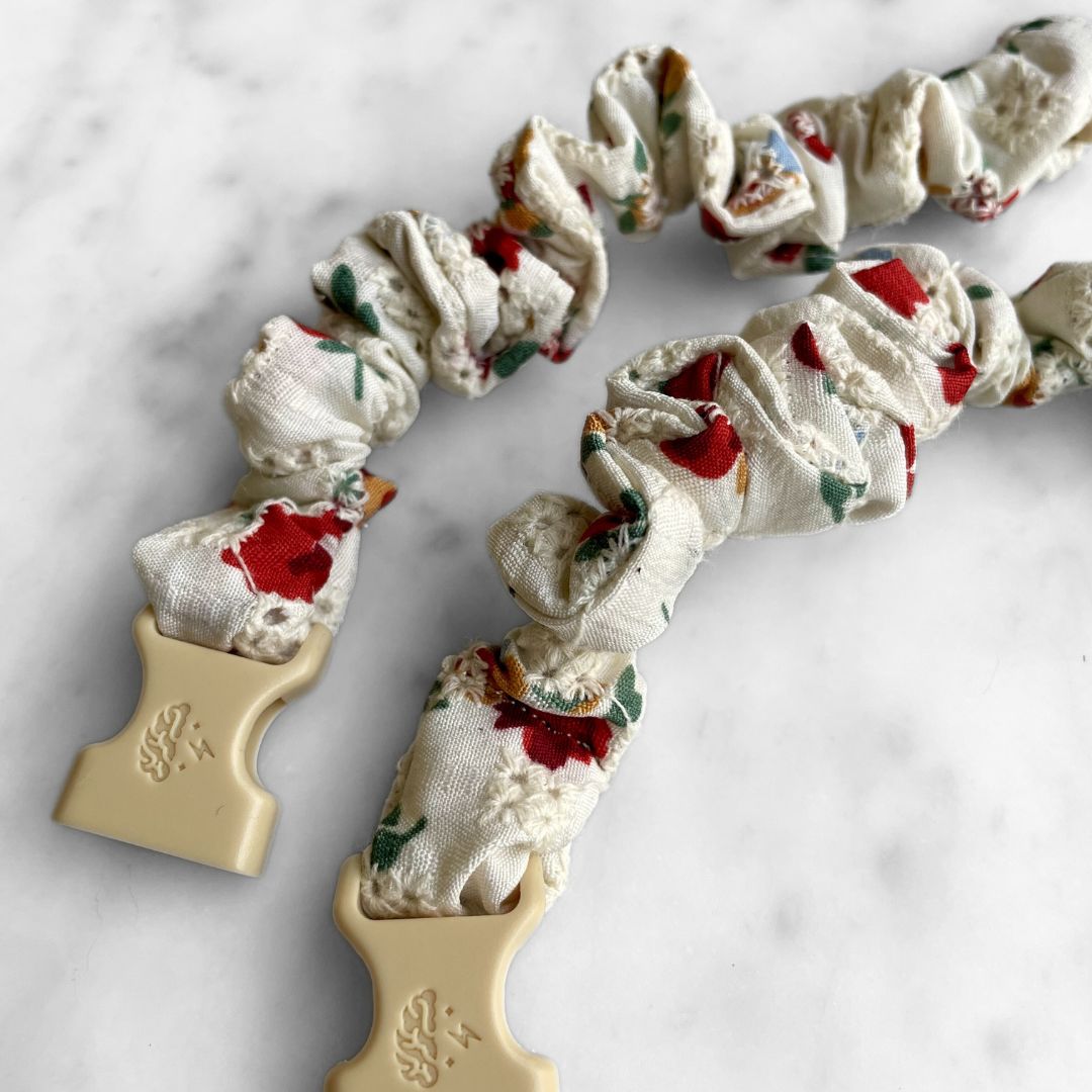 Mini cotton Buckle Scrunchie in a neutral poppy print